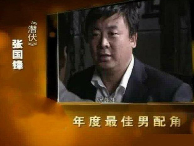 抢劫刑警逃跑被通缉,改头换面做演员荣获最佳男配,演技太好被抓