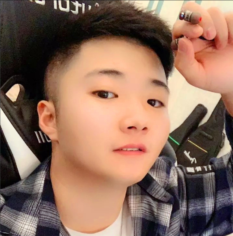 白小白为参加两天未眠当众累哭!网友:太心酸