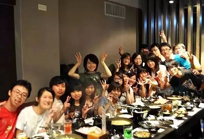 同学聚会,女子假装上厕所买了单,结束后同学:你看不起我?