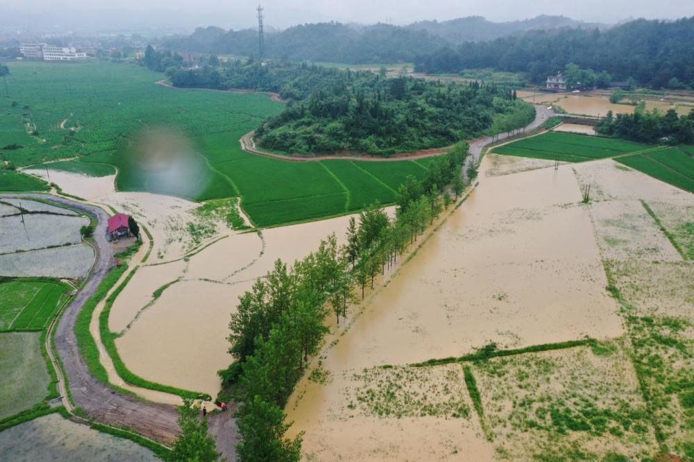 江西铅山:暴雨来袭 航拍洪水淹没农田