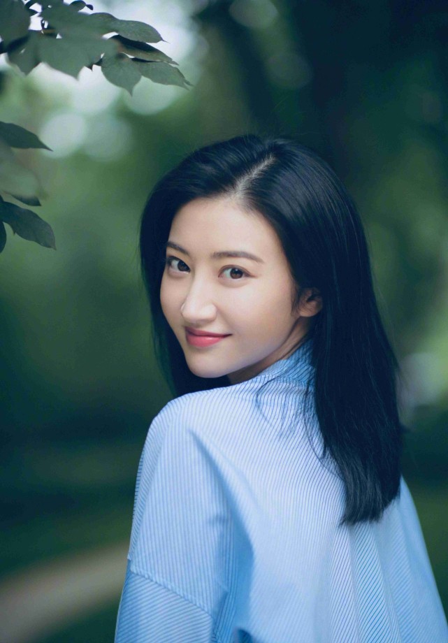 景甜晒青春写真照,布满清新靓丽气息,甜美可爱表情让人着迷!