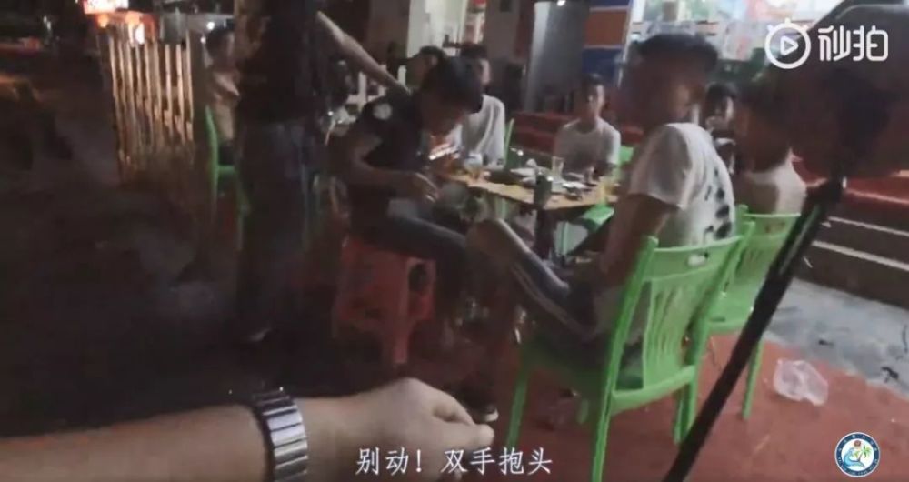 面对警察蜀黍,带刀上街的"社会人"也没了底气.