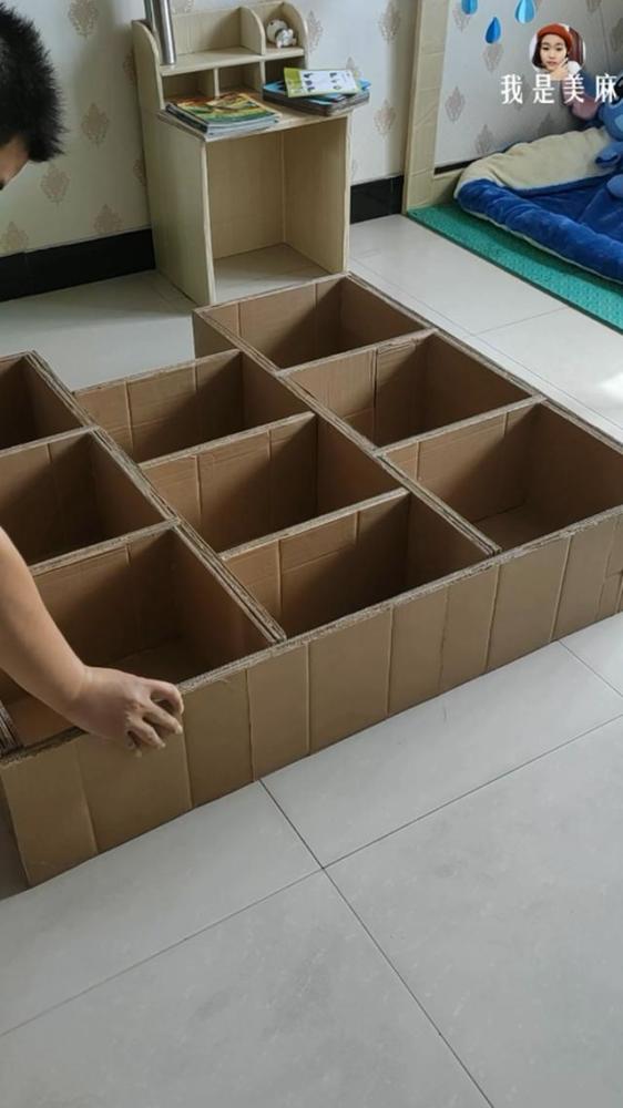 爸爸用50个纸箱做了个儿童书架,看着和实木家具一样