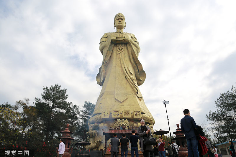 广西梧州龙母庙,每年正月"龙母开金库"吉日,人群汹涌