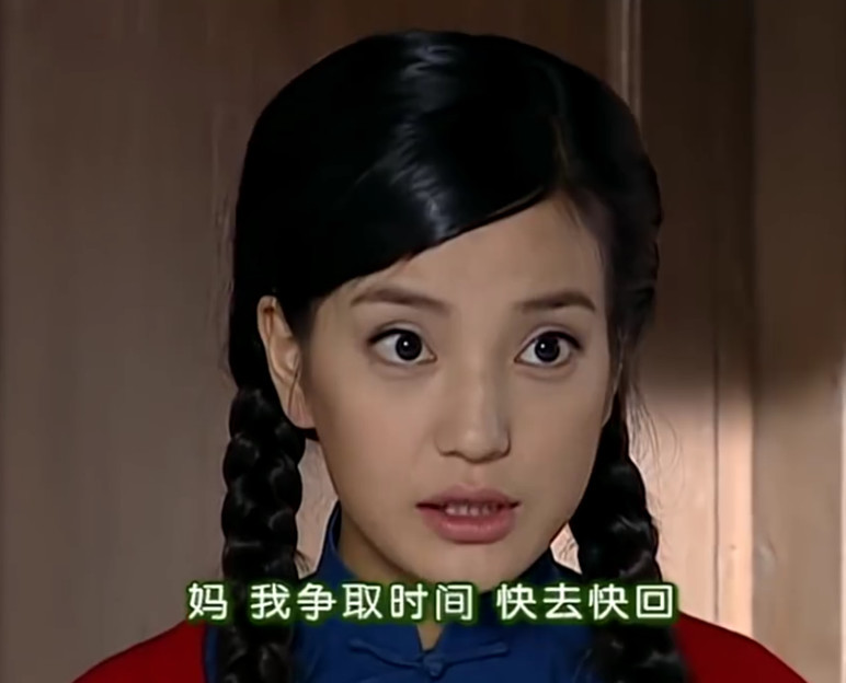 依萍找爸爸要钱,傅文佩的伞和她的成为鲜明对比,小细节好评