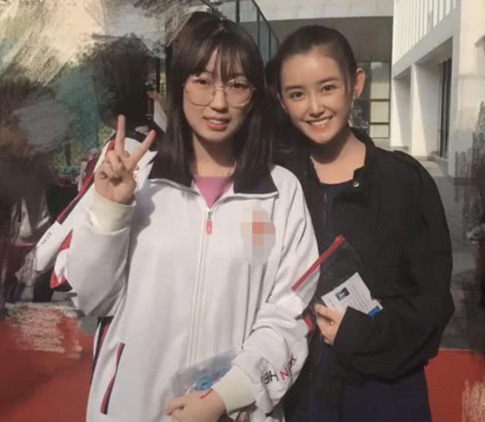 蒋依依素颜有多美,和女同学合影曝光真实长相,堪称