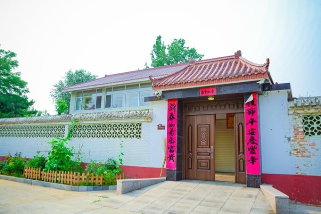 京郊的一个小村子,村民家家住别墅,三种风格且村中还建有公园