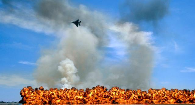 重型炸弹突然爆炸,上百名士兵被炸死,美