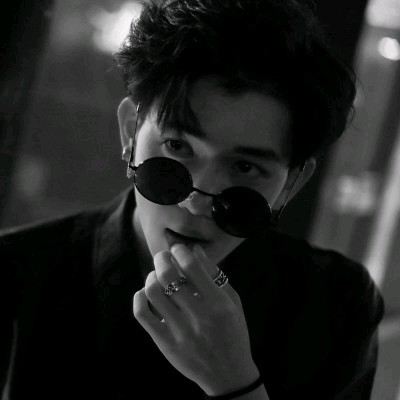黑白系男生头像酷酷的男生真的很帅