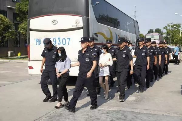 图为民警押解41名犯罪嫌疑人回通许的镜头