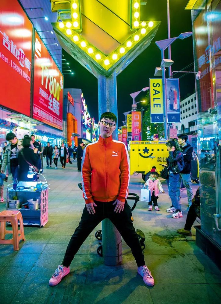 有时候我播的时候,大伙就说你多说点东北话……"吕日阳说