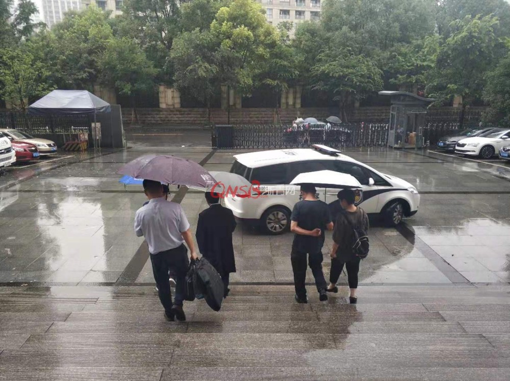 去年莲花峰被害女生妈妈:忘不了女儿脖子上那道伤口