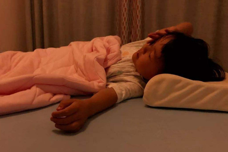 宝宝睡觉踢被子,除了热还有可能是这3个原因,宝妈们注意啦!