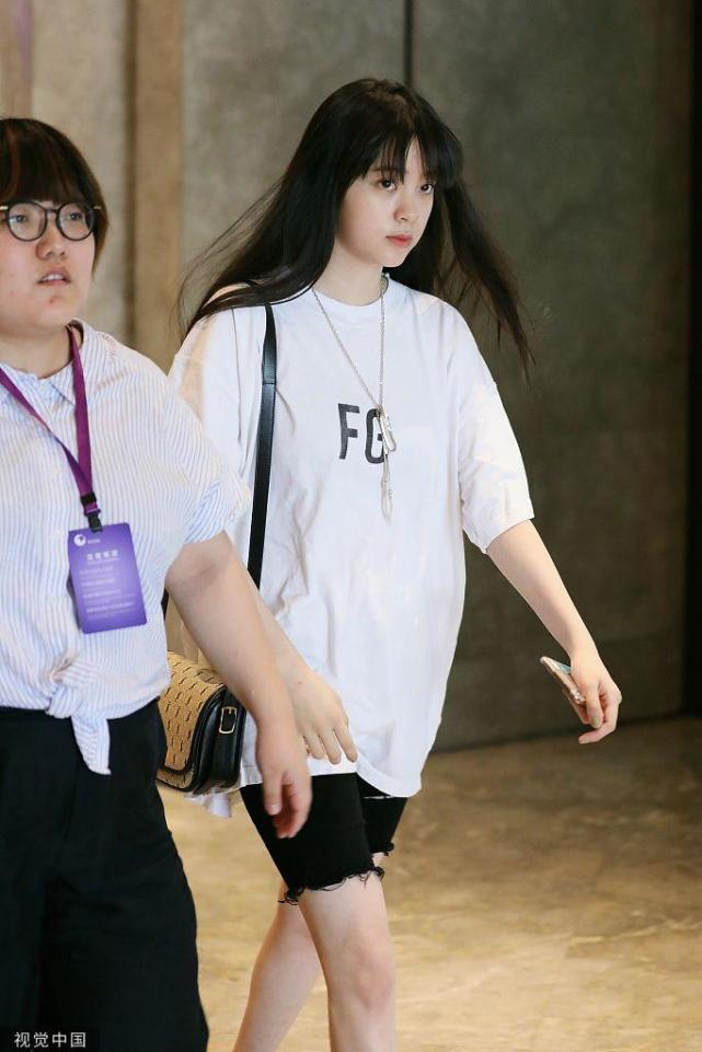 什么神仙少女!欧阳娜娜齐刘海造型再上线 穿白t青春感爆棚