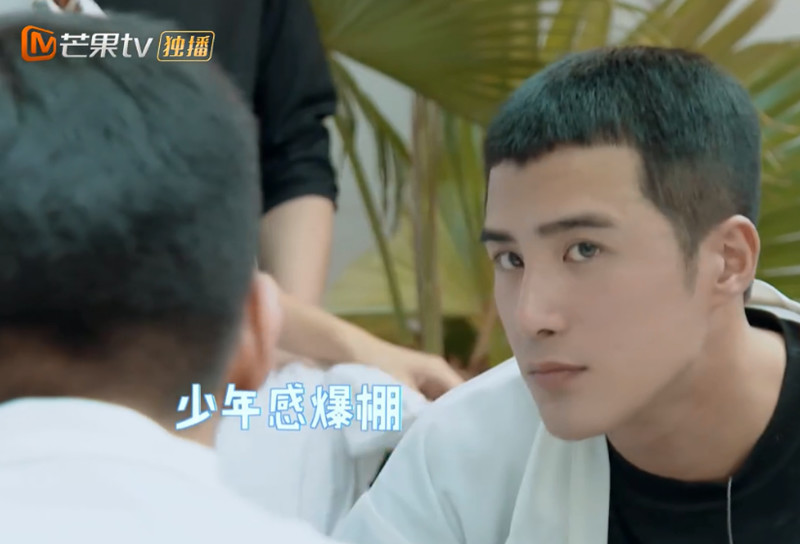 很多网友表示还撞脸了经超,但是显然,姜潮对自己的这