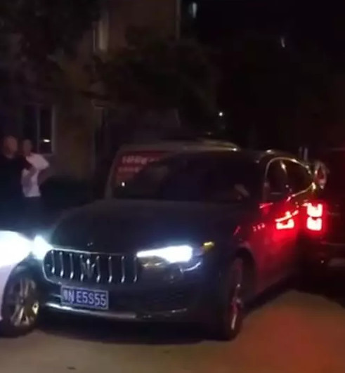 玛莎拉蒂女司机摊大事,其父自扇