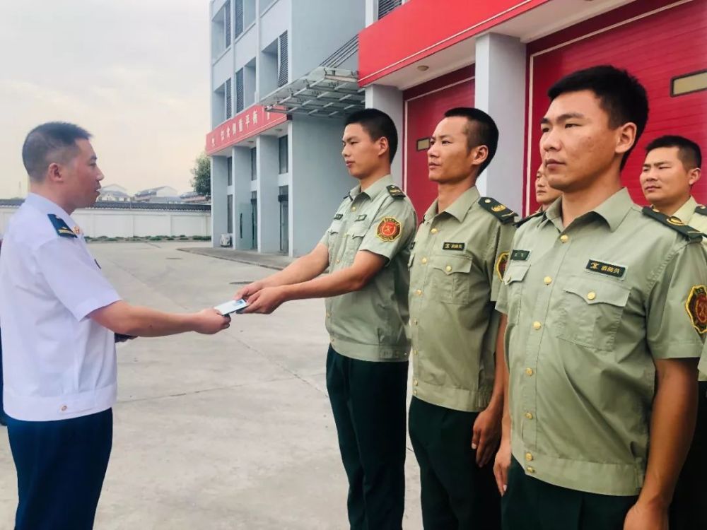 发证啦!快来看,宜昌市政府专职消防员证长这样