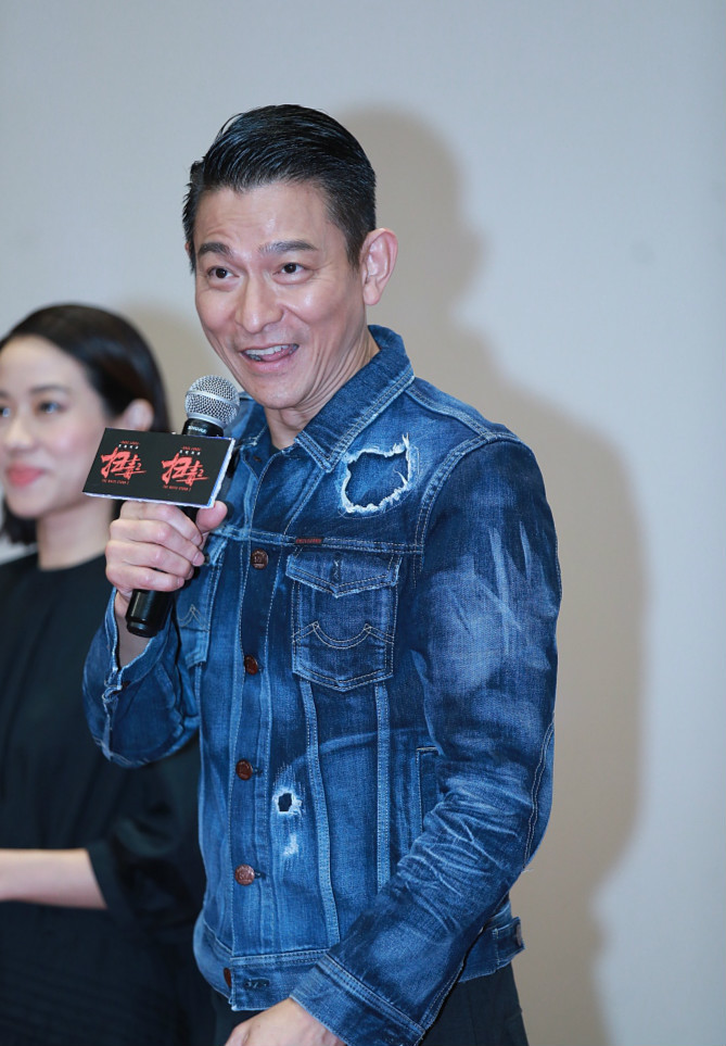 刘德华现身穿破牛仔衣配大吊裆裤,年近60帅气依旧