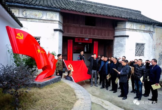 前来参观学习的人络绎不绝,而这离不开该村不断造浓红色主题文化氛围