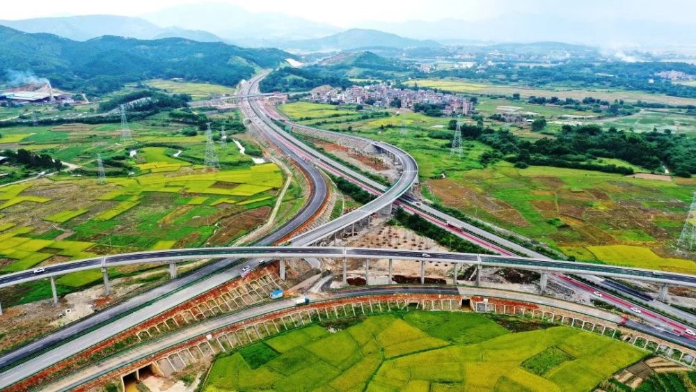 至隆安高速公路 正式通车 项目起点接贵梧高速,终点与隆硕高速对接