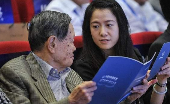 最后一页 对于杨振宁最大的非议,莫过于他82岁的时候和年仅28岁的翁帆