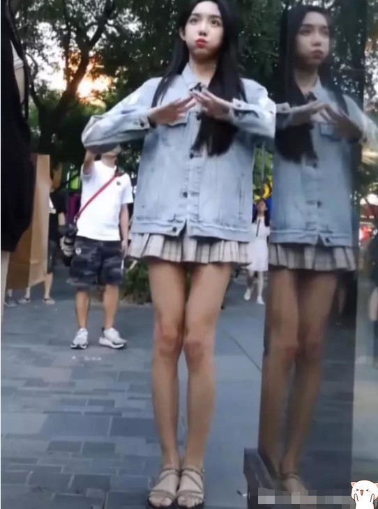 艾比为何从不穿拖鞋?当看到他脚的肤色,只有女生才会
