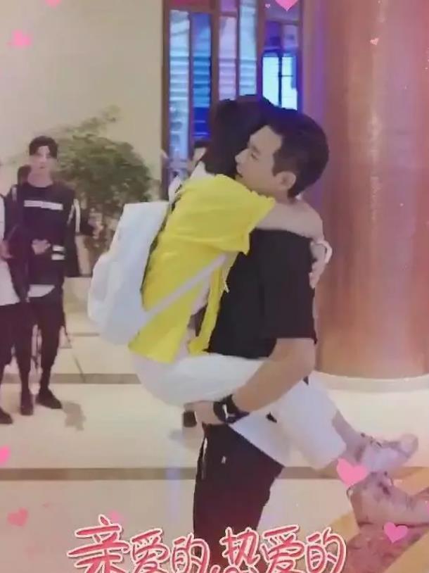 杨紫叉腿跳在李现身上,有谁注意李现手的位置 人品是装不出的