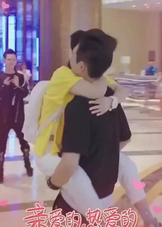 杨紫叉腿跳在李现身上,有谁注意李现手的位置 人品是装不出的