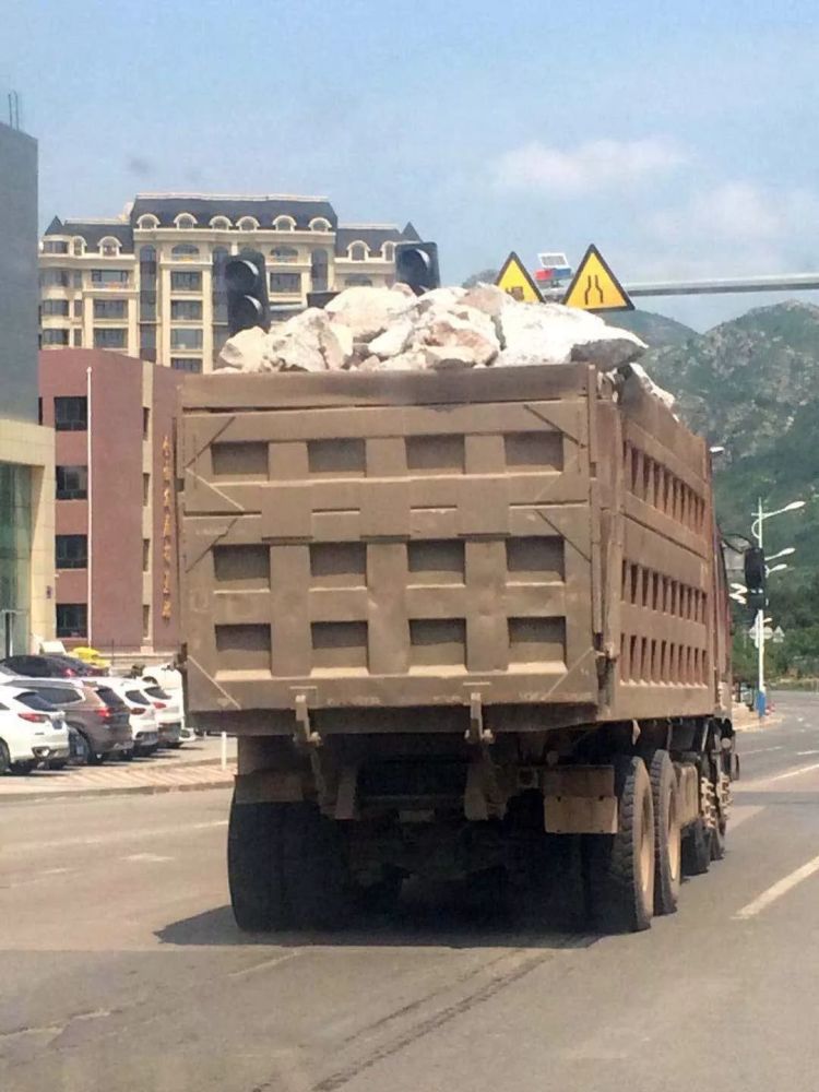 拉一车石头就这样上路!过往车辆提心吊胆