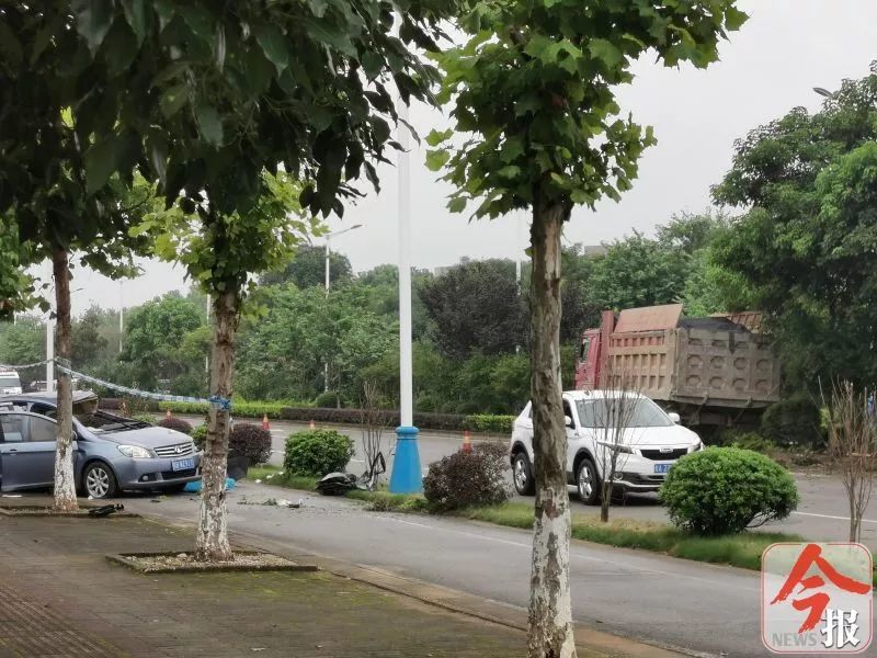 1死1伤!柳州文苑路一大货车与小车相撞,现场惨烈