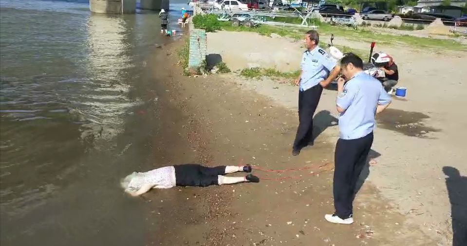 哈尔滨江边发现女性浮尸,粉背心黑裤子,兜里几张5块钱