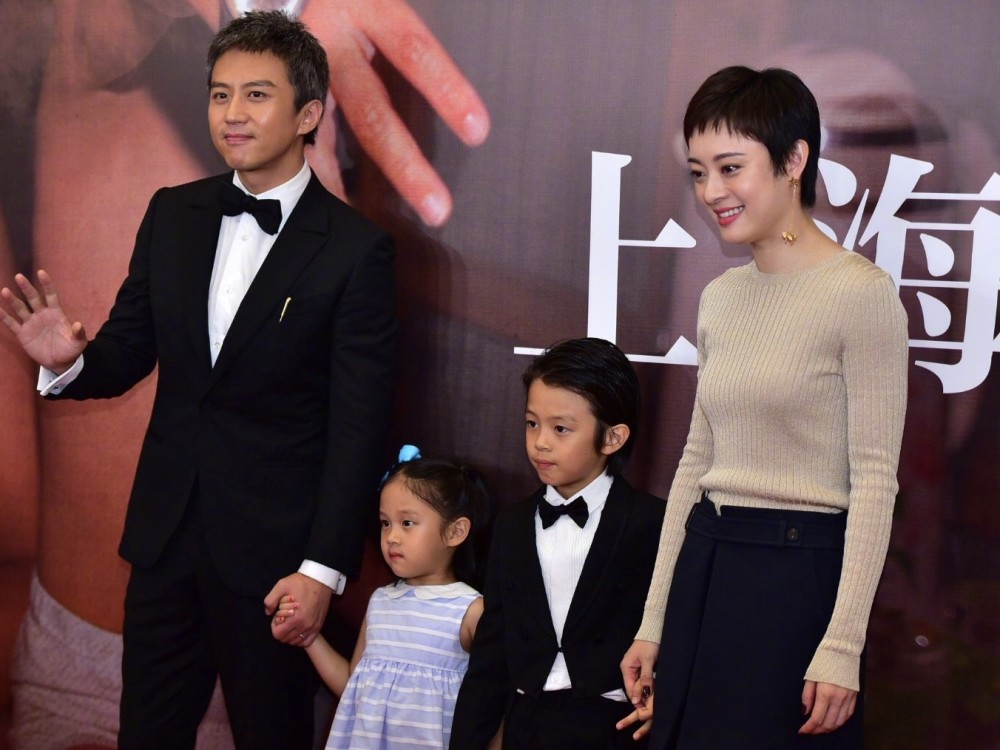 邓超官宣电影,孙俪带俩孩子参加,有谁注意到小花妹妹
