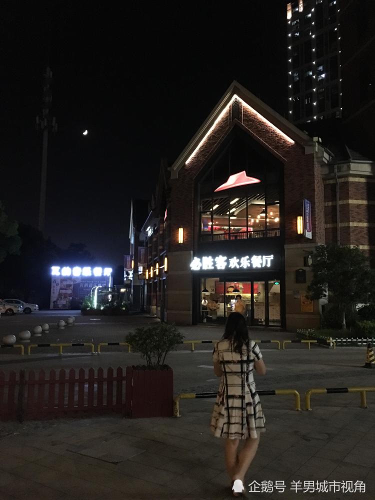 城市视角:杭州下沙学生最爱去的广场,就是这里了,夜晚