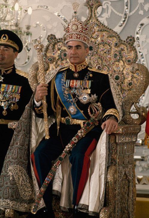 1967年伊朗国王加冕礼罕见彩照:国王为王后戴凤冠,场面震撼