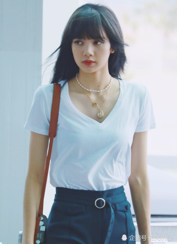 lisa才是泰国第一"腿精",白t搭黑长裤,这身材太优越了