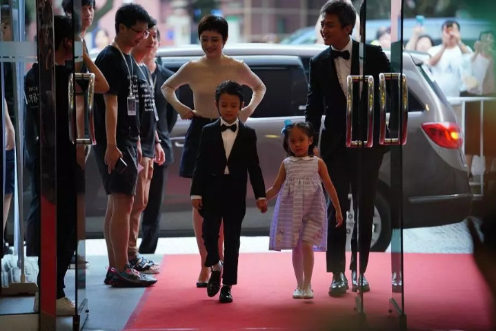 孙俪分享一家四口走红毯趣事,原来小花妹妹被孙俪限制
