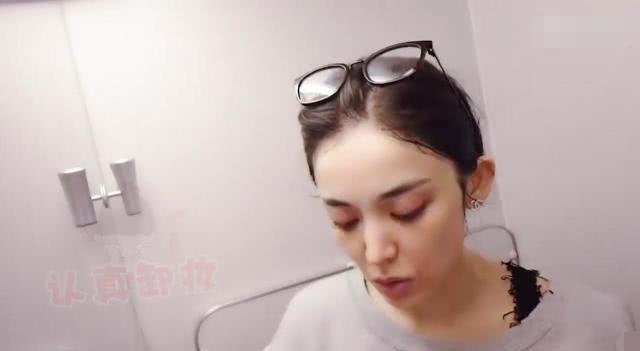 古力娜扎最新vlog飞机上卸妆敷面膜实名羡慕她的颜值