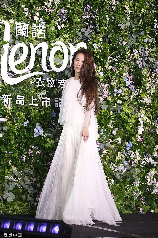 田馥甄穿白纱长裙仙气十足不停凹造型尽显女神范儿