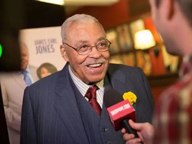 木法沙配音者詹姆斯·厄尔·琼斯(james earl jones)