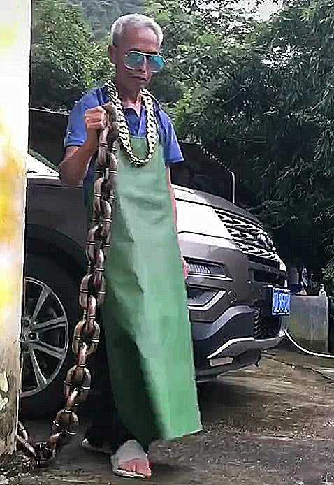 "霸气"大爷,粗铁链牵凶狠恶犬引关注,吓坏路人:大爷你