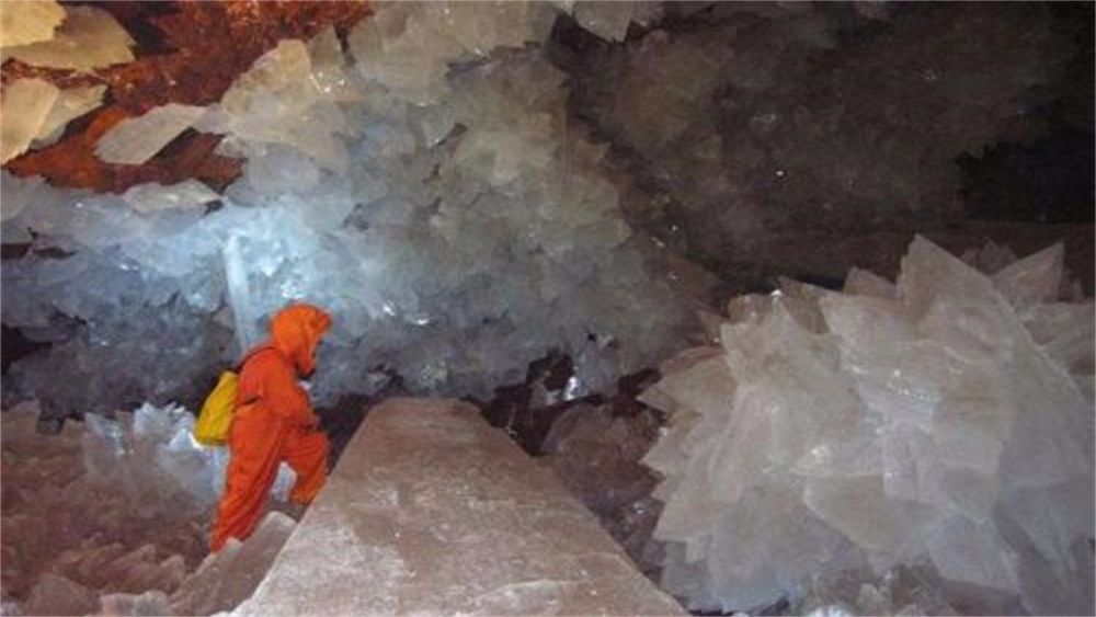 全球最大的水晶洞穴:满是水晶却异常高温,进入需穿