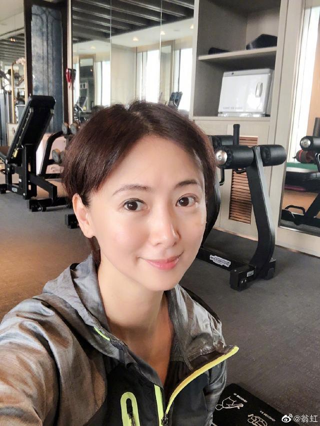 50岁翁虹风情不减当年与林志颖同框完胜,可惜女儿长相更像父亲