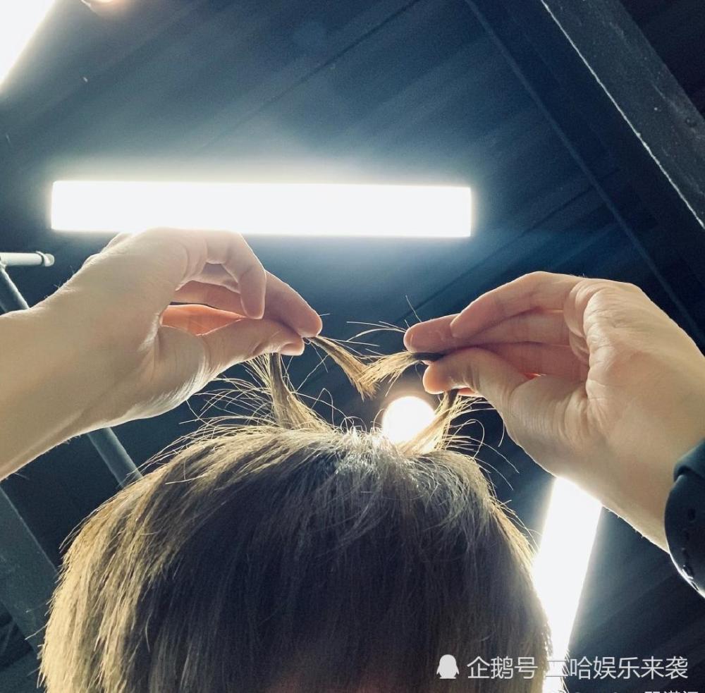 翟潇闻更新15字动态用头发比心却被他的评论抢了戏