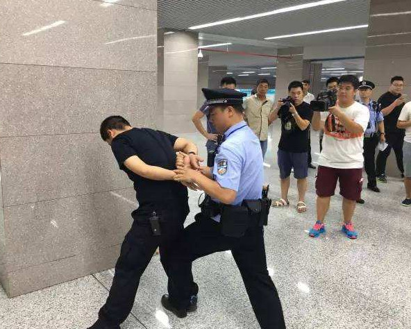 警察抓人是为何要拉警报,不怕罪犯逃跑吗?看完才知道