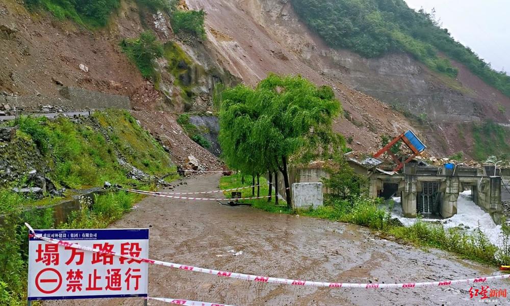 据峨边县交通局相关负责人介绍,经专家现场勘察,山体滑坡与峨美路施工