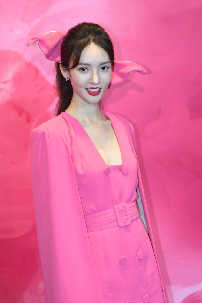 戚薇驾驭背头帅过老公李承铉,同龄的谭松韵,金晨完全