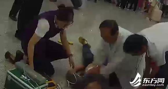 从死神手中抢回生命 上海虹桥站这一幕太