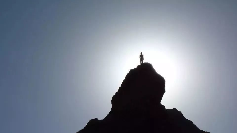 山顶,指的是一个人要完成的任务或者是抵达的目标.