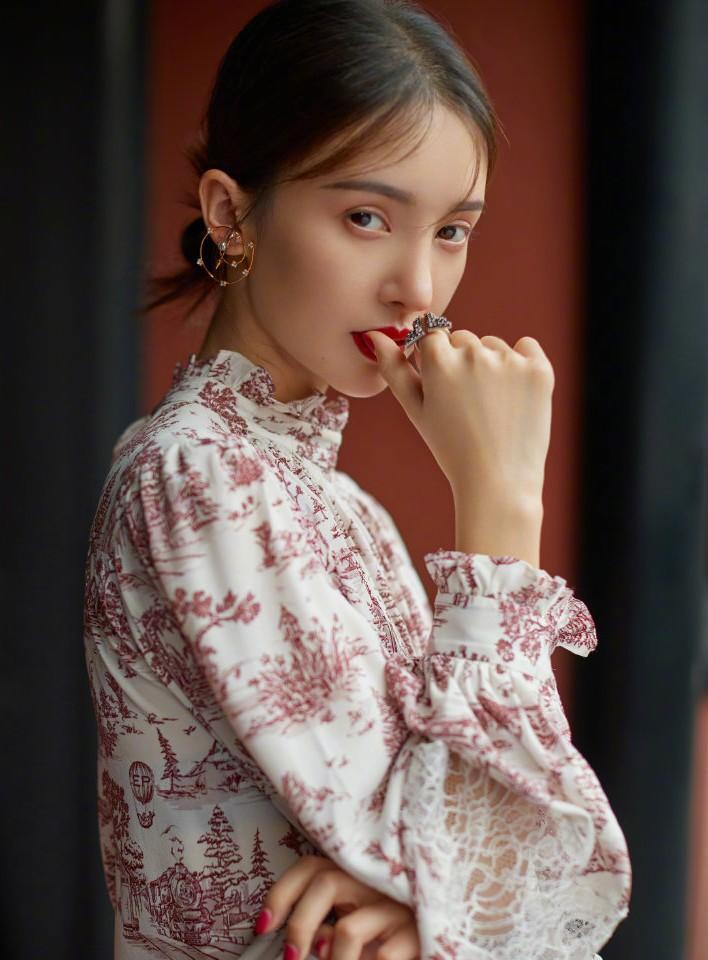 金晨写真照曝光,穿粉色外套配灯芯绒长裤,帅气又不失少女感