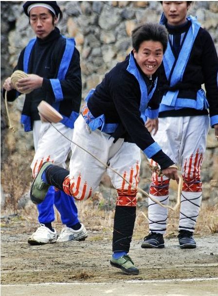 白裤瑶男性广西田林县木柄瑶男子左衽短衣,白布带束腰,下穿长裤,裤角